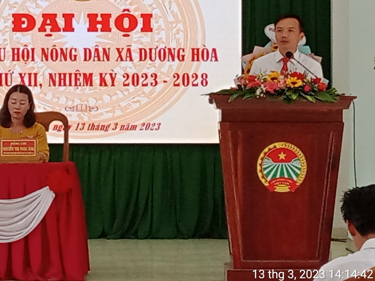 Đồng chí Nguyễn Văn Phương-Thị ủy viên, Bí thư Đảng ủy tặng hoa